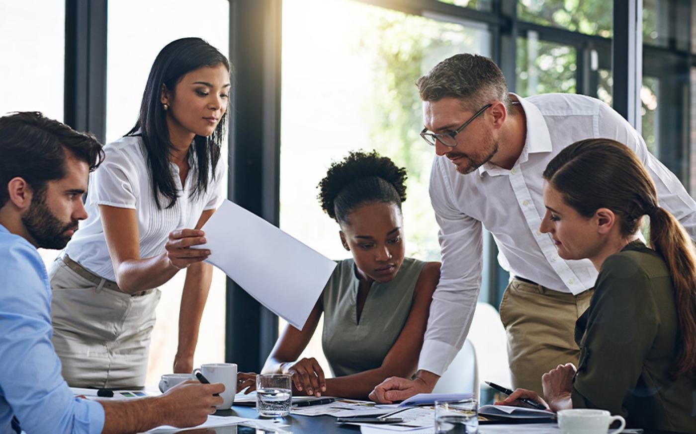 personnes discutant assises à une table