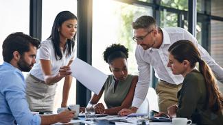 personnes discutant assises à une table
