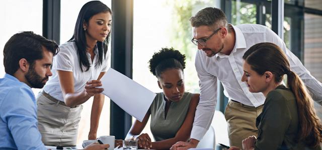 personnes discutant assises à une table